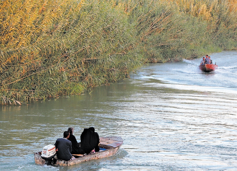 Jovens apaixonados cruzaram o rio Tigre para realizar o sonho de se casar | Ahmad Al-Rubaye/Agence France-Presse Getty Images