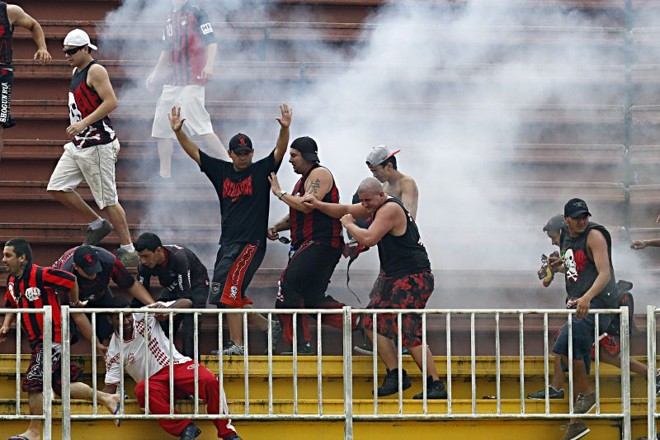 A chegada da polícia, que não havia sido convocada para o jogo. interrompeu o confronto. |