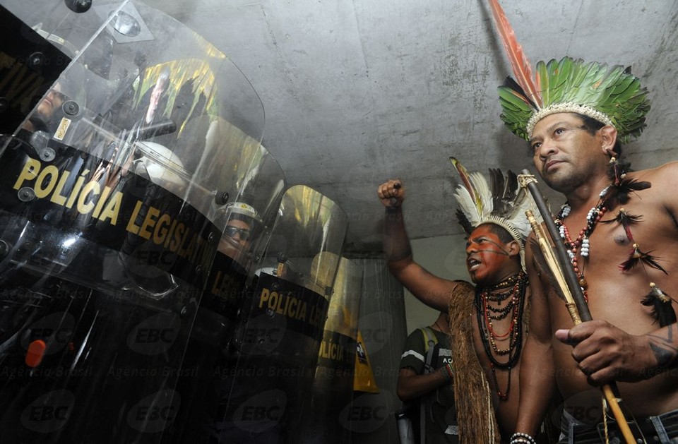 Os índios protestam contra propostas que estão em discussão no Congresso sobre demarcação de terras indígenas | Gabriela Korossy / Câmara dos Deputados