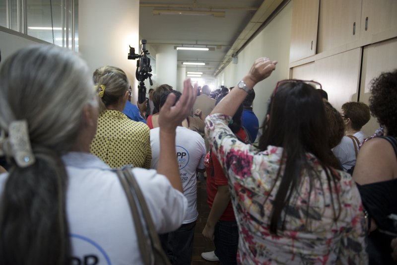Servidores estaduais nos corredores da Assembleia protestam contra o projeto do governo que taxa em 11% os aposentados que ganham acima de R$ 4,39 mil | Henry Milléo/Gazeta do Povo