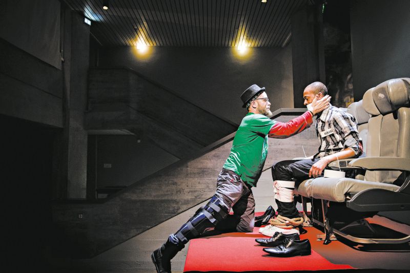 Brett Bailey, à esq., disse que cria cenas que expõem as raízes do racismo; para outros, seu trabalho fere a dignidade humana | Marlene Awaad para The New York Times