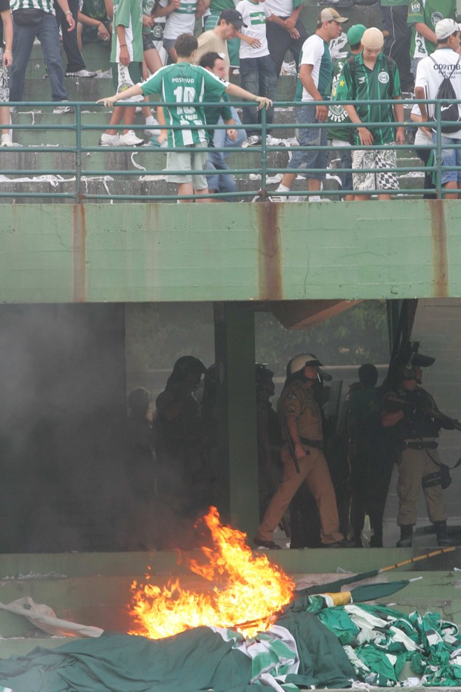 O saldo de destruição na arquibancada do Couto Pereira. |