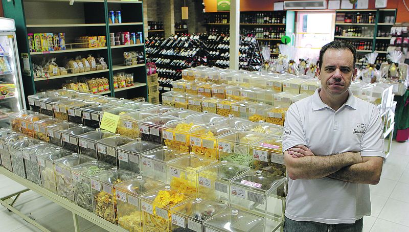 José Ricardo Pavanello, administrador do Armazém Seu Luiz: alta do dólar e quebra da safra de alguns produtos reduziram margens | Jonathan Campos/Gazeta do Povo