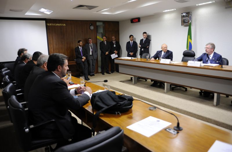 O texto de 903 páginas do deputado Marco Maia (de azul à direita) solicita às autoridades, como Ministério Público e Controladoria-Geral da União, o aprofundamento das investigações já em curso | Lucio Bernardo Jr. / Câmara dos Deputados