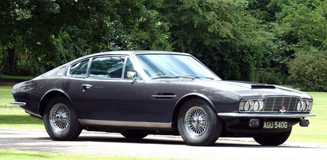 Aston Martin DBS- Debuta em 1969 em 007 a serviço secreto de Sua Majestade na versão cupê, produzida entre 1967 e 1972. Tem outra rápida aparição em Os Diamantes são Eternos (1971 ). Sucessor do Aston Martin DB6, o modelo possuía uma traseira estilo fastback. O motor 5.3 V8 rendia 282 cv e 54,3 kgfm de torque. Alcançava 262 km/h de velocidade máxima |