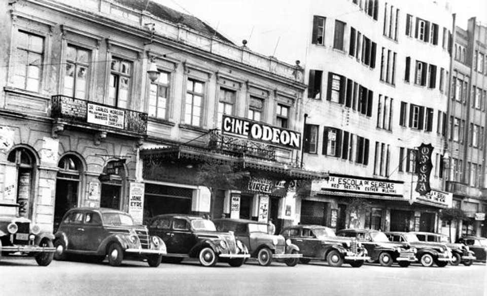Avenida João Pessoa, atualmente com seu nome original de Luiz Xavier, em foto feita no dia 1º de agosto de 1946. Nesta época o local era conhecido como Cinelândia. Na imagem aparecem dois cinemas que ali existiram, o popular Cine Odeon e o mais requintado, Cine Ópera |