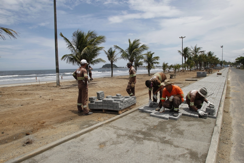 Obras na praia de Guaratuba, onde local antes usado como estacionamento para carros está se transformando em espaço para ciclistas e pedestres | Jonathan Campos/Gazeta do Povo