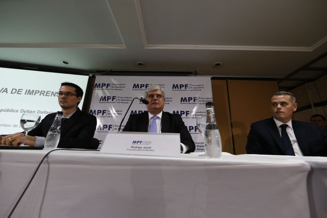 O procurador-geral da República, Rodrigo Janot (no centro) e os procuradores Deltan Martinazzo Dallagnol (esquerda) e Antonio Carlos Welter (direita) |