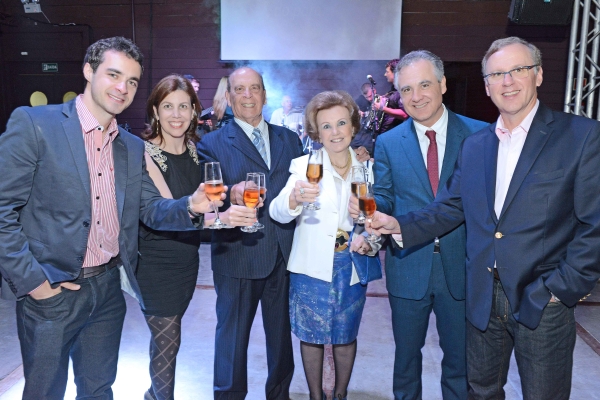 Na festa de confraternização do Hospital de Olhos, na última sexta-feira, no Taboo II, as três gerações da família Moreira, todos oftalmologistas: o casal Saly e Carlos Augusto (ao centro), os filhos Hamilton, Carlos Augusto Júnior (à dir.) e Luciane (à esq.) e Carlos Augusto Neto. Em 2015, o hospital completa 40 anos | Gerson Lima
