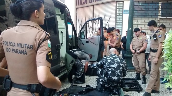 Policiais guardam equipamentos após constatação de que pacote na Comendador Araújo não continha explosivos |