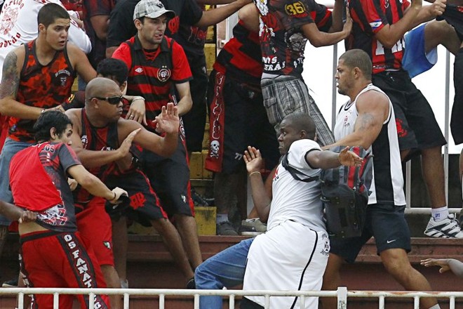 O confronto entre atleticanos e vascaínos deixou o jogo parado por mais de uma hora. |
