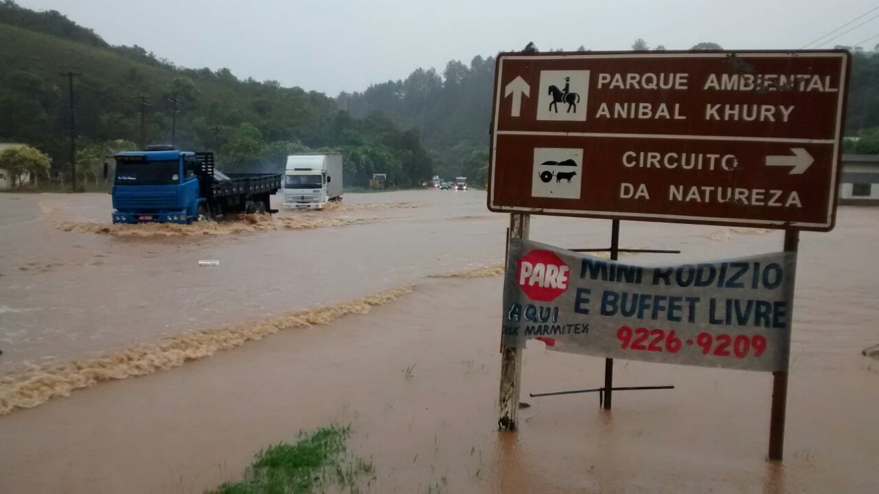 Pontos de alagamento não chegam a bloquear a rodovia, mas causam lentidão | Aliocha Maurício/Tribuna do Paraná