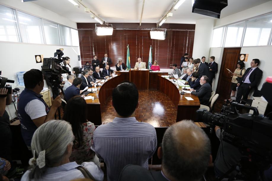Sob protesto de aposentados, a CCJ da Assembleia adiou a votação do projeto que taxa cesta básica em 12% | Henry Milleo / Agência de Notícias Gazeta do Povo