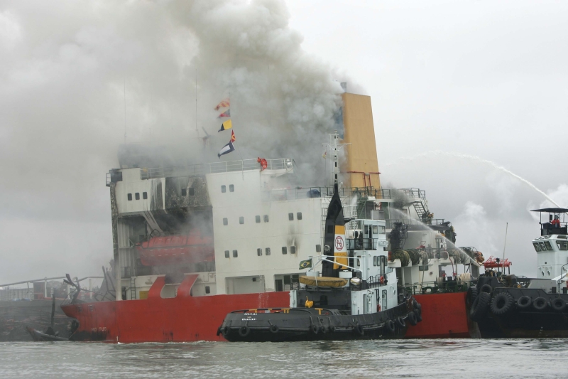A explosão do navio chileno no píer da Cattalini derramou óleo e metanol na costa do Paraná, no maior desastre ambiental do Litoral | Antonio Costa/Arquivo Gazeta do Povo