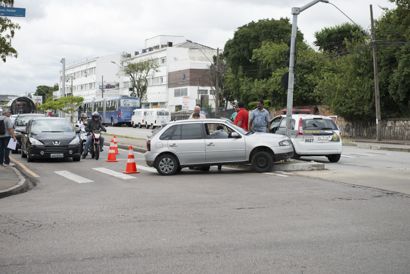 Acidente complicou trânsito no cruzamento entre as avenidas Marechal Floriano e Presidente Kennedy | Henry Milléo/Gazeta do Povo