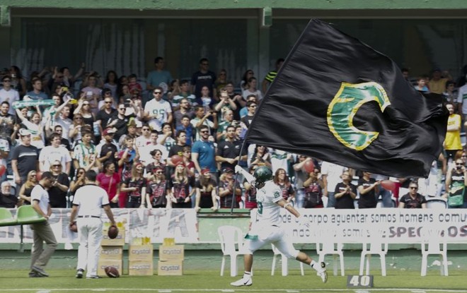 Wide receiver Adan Rodriguez carrega a bandeira do Coritiba Crocodiles antes da decisão com o João Pessoa Espectros |