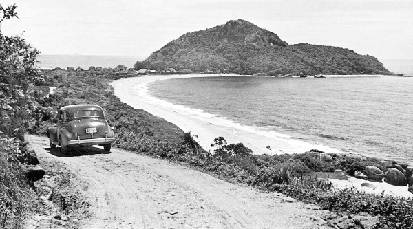 Estrada da Passagem entre Caiobá e Guaratuba em 1948. Ao fundo a Praia Mansa |
