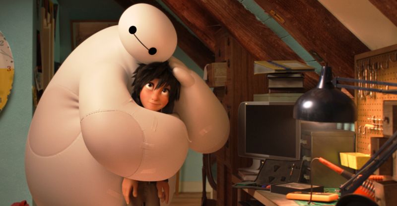Aquele abraço: Baymax dá um carinho para Hiro | Disney/Divulgação