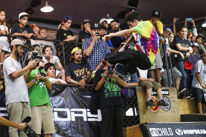 Luan de Oliveira faz manobra na frente da torcida na decisão do Brasileiro de skate |