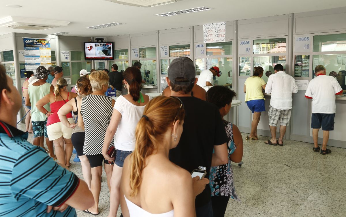 Pessoas se aglomeram em casa lotérica no Litoral do Paraná | Hugo Harada / Agência de Notícias Gazeta do Povo