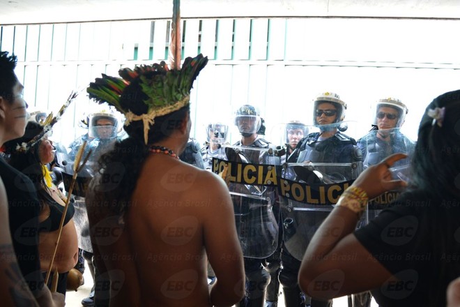 Os índios protestam contra propostas que estão em discussão no Congresso sobre demarcação de terras indígenas |