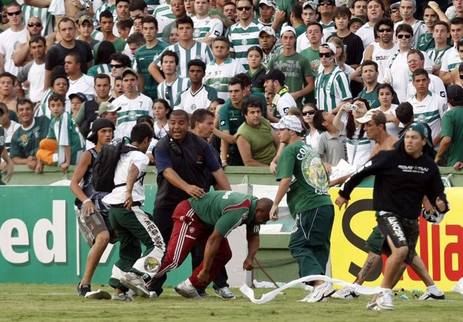 Um membro da comissão técnica do Fluminense foi atacado próximo à linha lateral. |