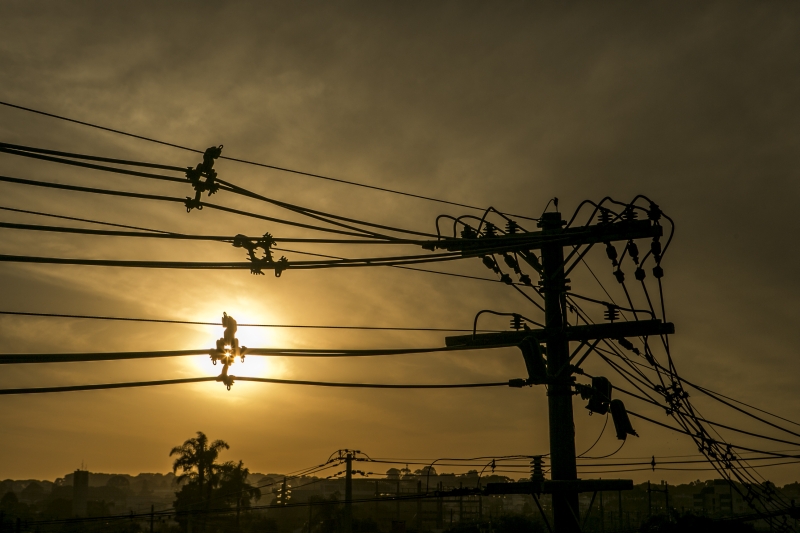 A cobrança mensal deve ajudar as distribuidoras a fechar as contas pelo uso de energia das térmicas | Marcelo Andrade/ Gazeta do Povo