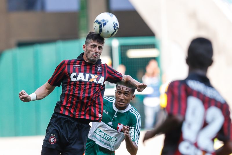 Drausio e Gabriel Dias durante a partida entre Palmeiras e Atlético-PR no Estádio Allianz Parque em São Paulo | Leandro Martins/Futura Press