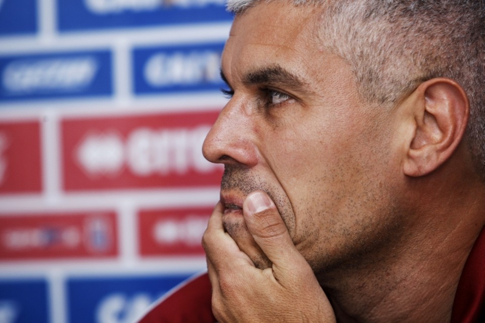 Nos planos do Santa Cruz, o técnico Ricardinho segue com a sua situação indefinida no Paraná | André Rodrigues/Gazeta do Povo