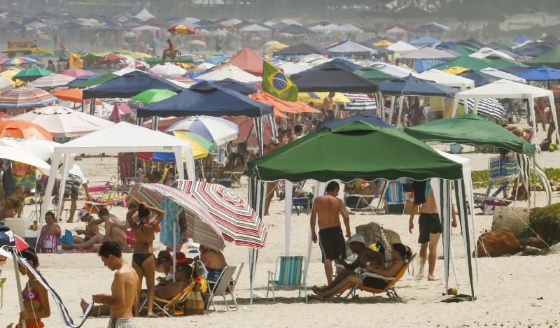 Na Praia Brava, em Matinhos, o forte calor levou muita gente para a orla: um dia para curtir o sol | Hugo Harada/Gazeta do Povo