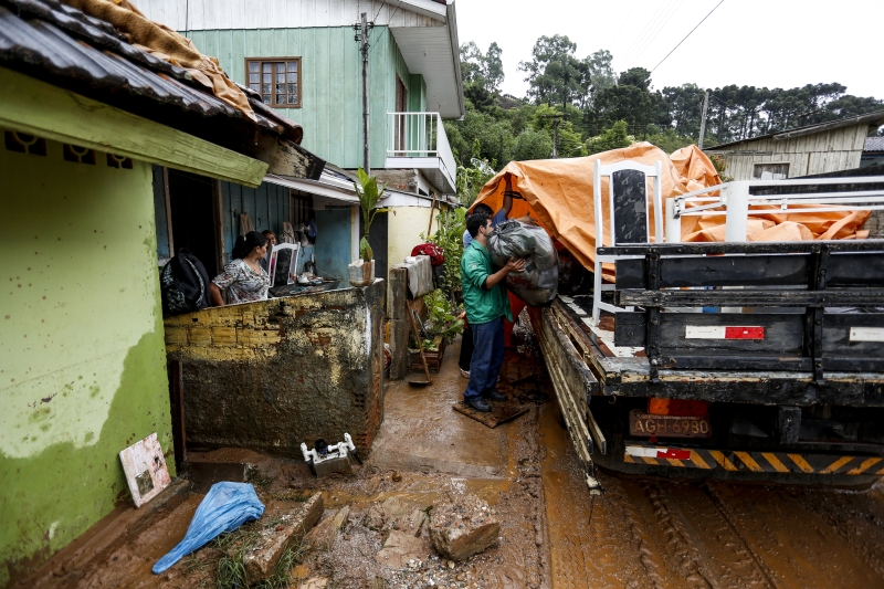Moradores passaram o dia contabilizando os prejuízos da chuva | Henry Milléo/Gazeta do Povo