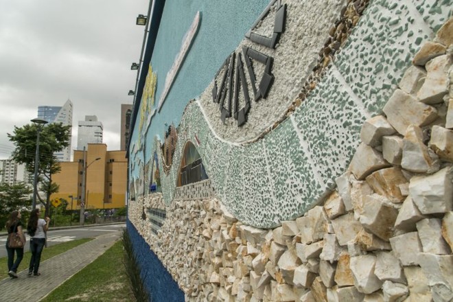 Peças de petit-pavé descartadas foram reaproveitadas no mural | 