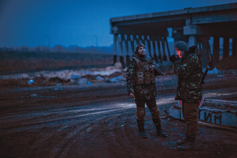 Combatentes pró-Ucrânia que combatem os rebeldes no leste do país recebem comida e suprimentos de um centro voluntário de Dnepropetrovsk. Quero ajudar nossos homens como puder. Eles estão passando maus bocados, diz a voluntária Tatyana Sirko, abaixo. À esquerda, membros do batalhão de voluntários em Pervomaisk | Brendan Hoffman /The New York Times