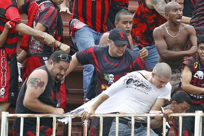 O confronto entre atleticanos e vascaínos deixou o jogo parado por mais de uma hora. |