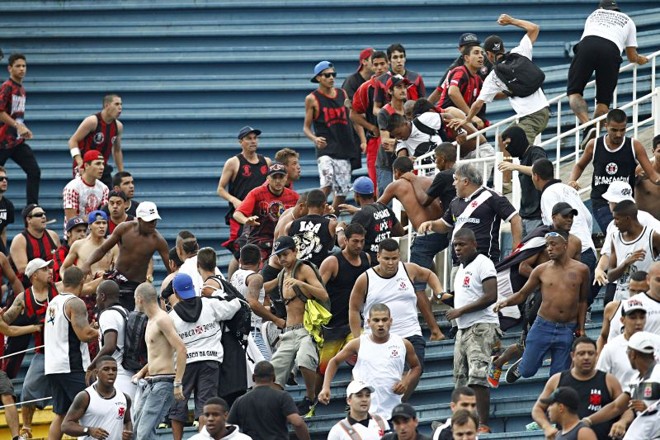 O confronto entre atleticanos e vascaínos deixou o jogo parado por mais de uma hora. |