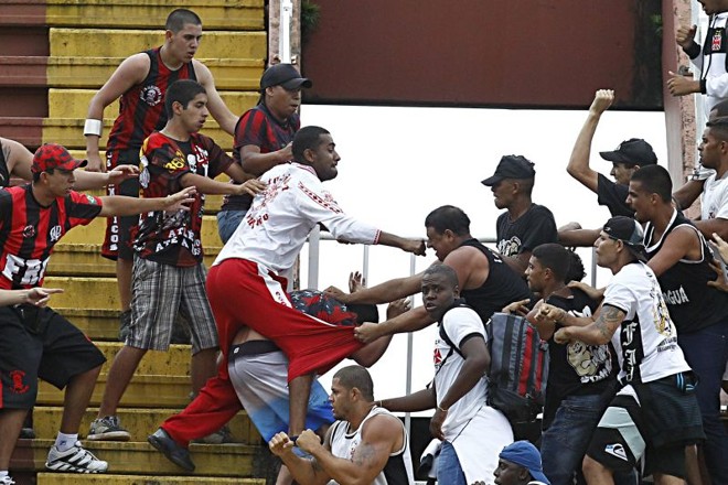 O confronto entre atleticanos e vascaínos deixou o jogo parado por mais de uma hora. |