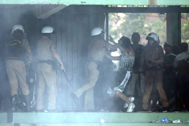 Nos portões do Couto, o confronto entre policiais e torcedores. |