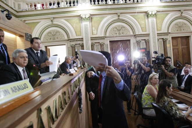 O vereador Chicarelli (PSDC) chegou a jogar água nos membros da Mesa Executiva em protesto |