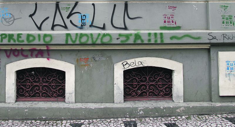 Parte da fachada de um prédio que foi ocupado pela Embap até 2010, na Rua Emiliano Perneta, no centro de Curitiba: mudança das universidades para o espaço da Ambev seria gradual | Jonathan Campos/Gazeta do Povo