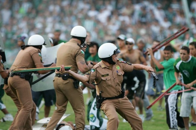 A polícia reagiu com as armas possíveis. |