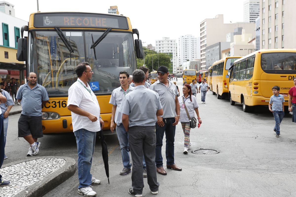 O protesto atingiu principalmente ônibus que fazem ponto final ou param na Praça Rui Barbosa | Luis Henrique Sciamanna / Agência de Notícias Gazeta do Povo