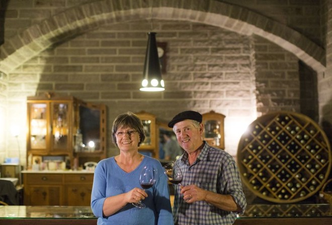 Justina e Ambrósio Fardo compartilham todas as tarefas da vinícola da família |