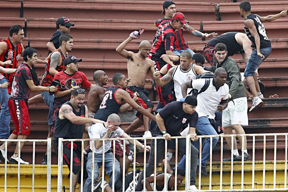 O confronto entre atleticanos e vascaínos deixou o jogo parado por mais de uma hora. | Albari Rosa/ Gazeta do Povo