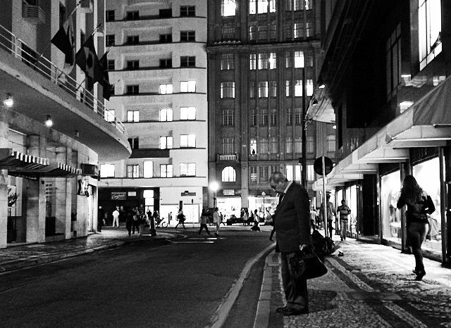 Fotografias de Curitiba, lugar de uma beleza solitária e um dos temas abordados por Sanches Neto: A cidade e eu mantemos uma relação amorosa nunca efetivada, escreveu o ex-cronista | Eduardo Aguiar/Especial para a Gazeta do Povo