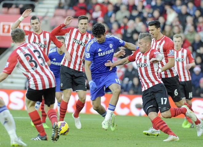 Diego Costa cercado por marcadores do Southampton | Reuters