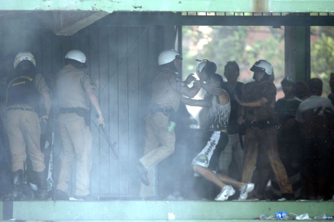 O confronto entre policiais e torcedores na entrada do Couto. |