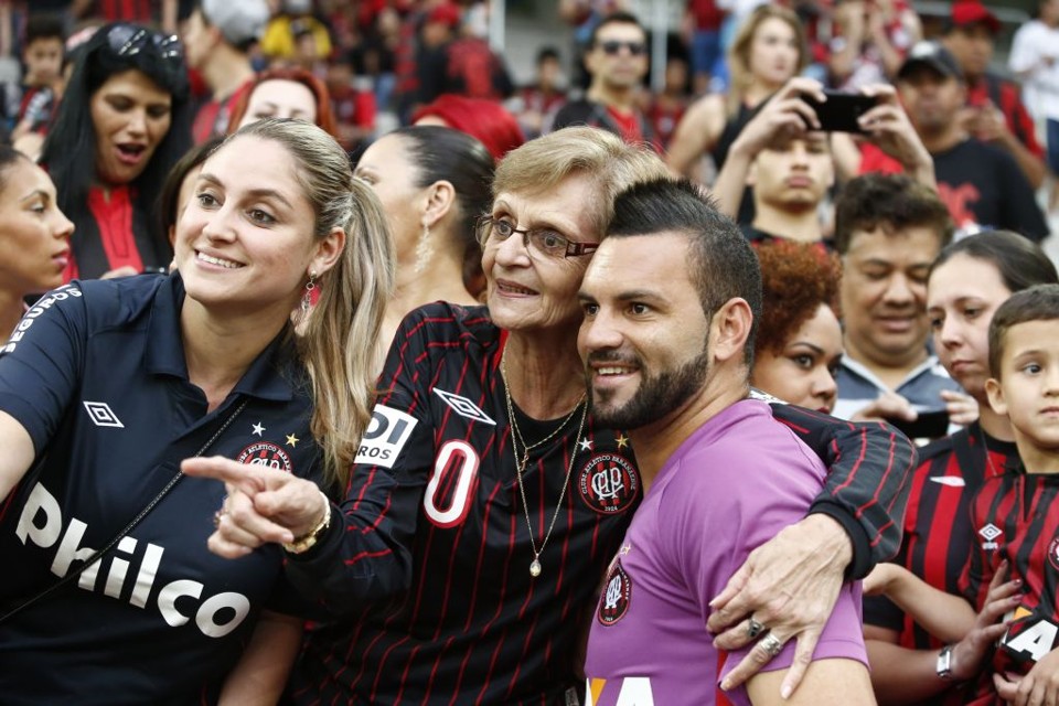 Selfie com Wéverton? É só pedir. | Hugo Harada/ Gazeta do Povo
