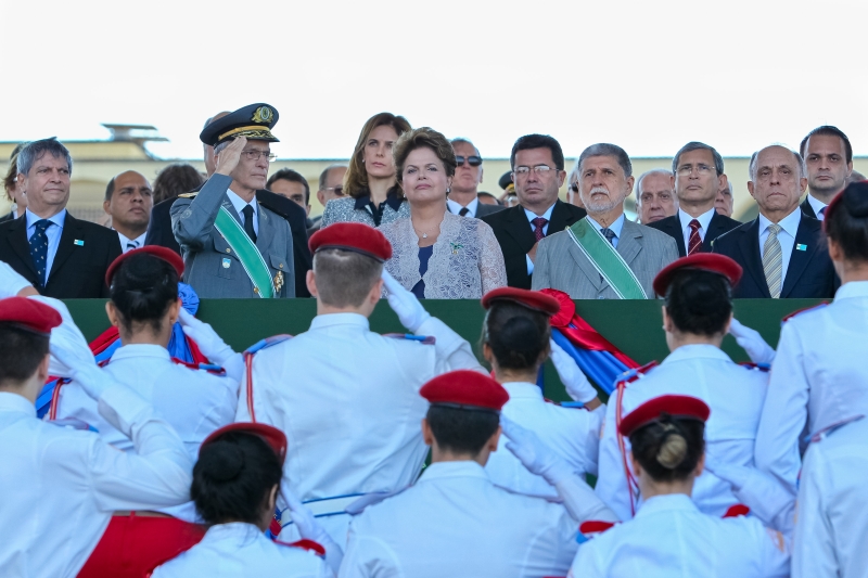 Dilma passa tropas em revista: militares não colaboraram com comissão criada por presidente | Roberto Stuckert Filho/ Presidência da República
