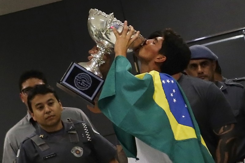 Gabriel Medina desembarcou no Brasil com muita festa | Nacho Doce / Reuters