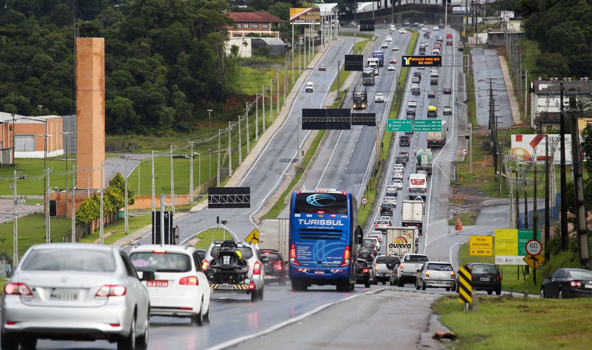 Quem ruma para Santa Catarina pela BR-376/BR-101, também deve enfrentar pontos de lentidão devido ao excesso de veículos em todos os horários do dia | Daniel Castellano / Agência de Notícias Gazeta do Povo